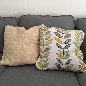 8  Brand NEW throw pillows. 4 yellow, 4 leaf